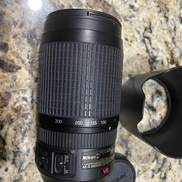 Nikon D5000 18-55VR Kit camera w/18-55mm zoom lens, 100-300mm zoom lens & bag - Picture 13 of 16